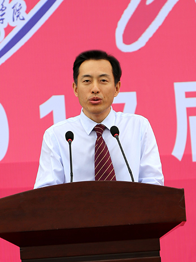 校长李成伟讲话