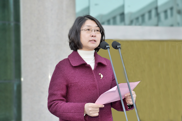 副校长王霞主持升旗仪式