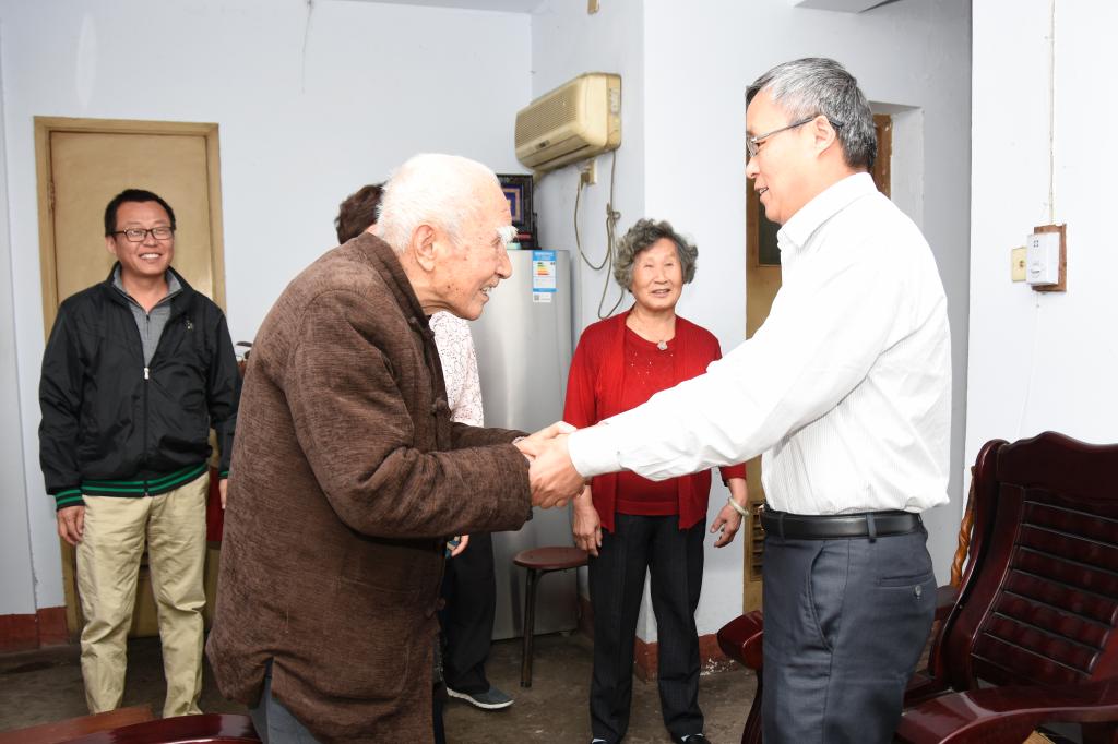 校党委副书记宋亚伟看望慰问离退休老同志(一)