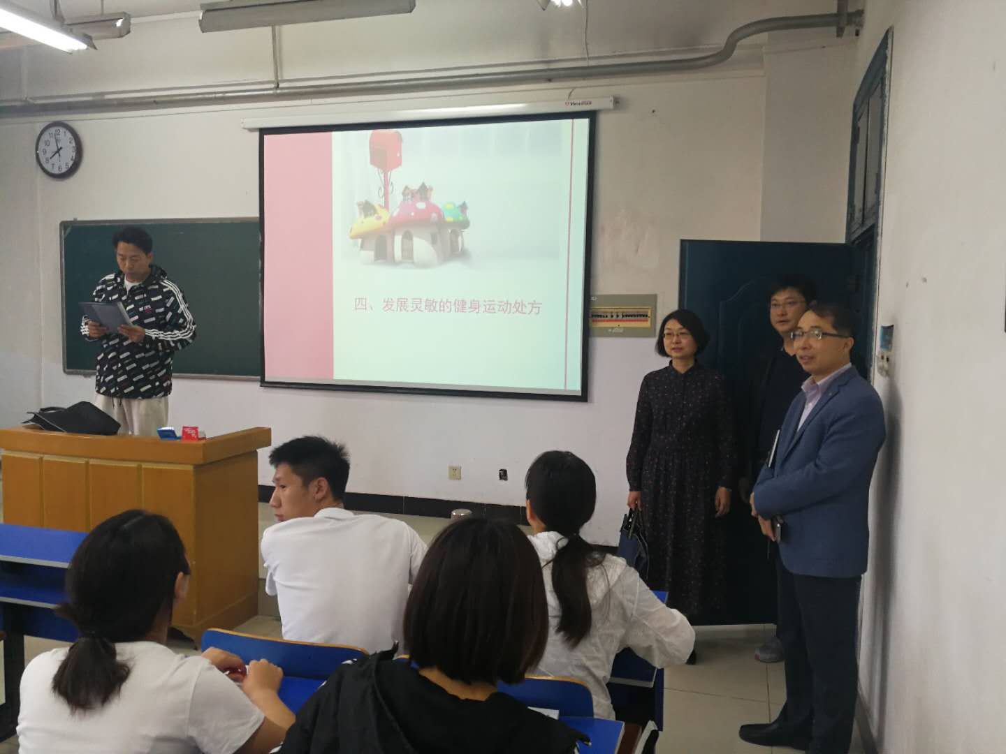副校长王霞深入教学一线检查工作