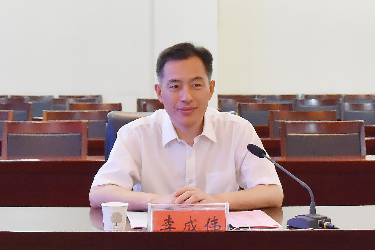 校长李成伟讲话
